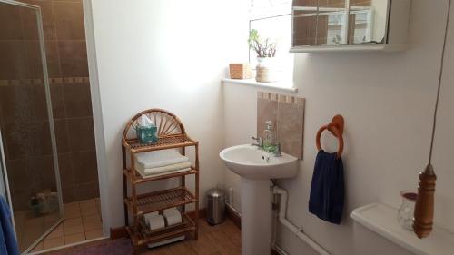 Spacious Apartment On The Hillside in Bridgend