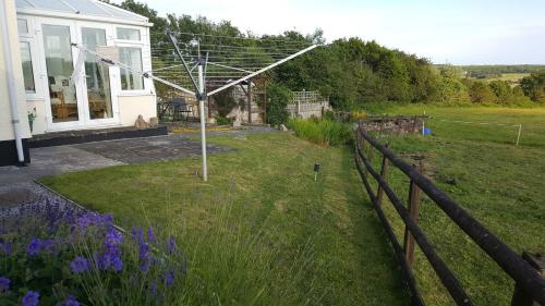 Spacious Apartment On The Hillside in Bridgend
