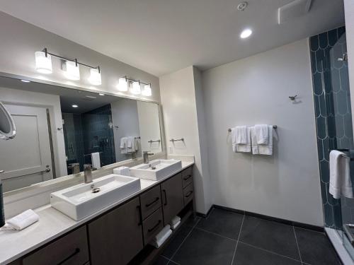 Two-Bedroom Suite image 8