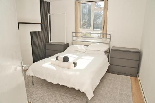 Moments Made Here, Spacious Swiss Cottage with 4 Bedrooms, Sleeps 10, Free WiFi, London