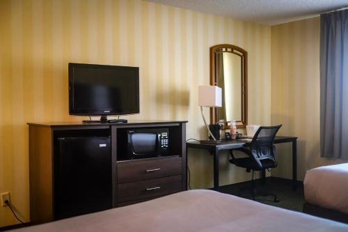 Quality Inn Colorado Springs Airport - image 11