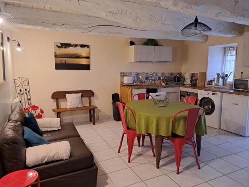 Penty La Houssaye in ปงติวี