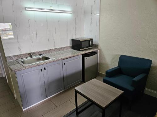 Deluxe Inn - Sarasota – Sarasota, FL