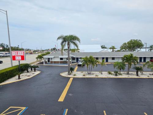 . Deluxe Inn - Sarasota