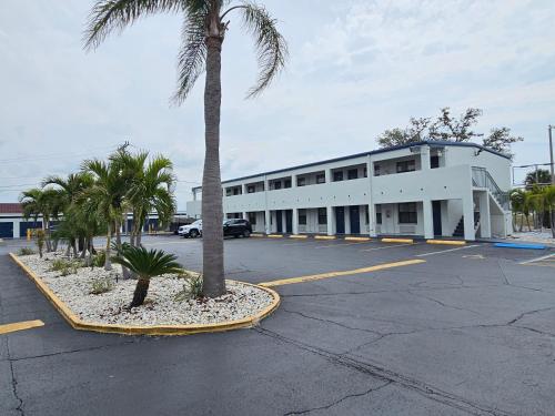Deluxe Inn - Sarasota – Sarasota, FL