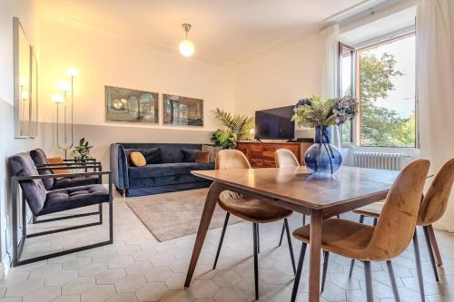 Blue Como 1 Lake View 2BR Apt with Private Parking, Como