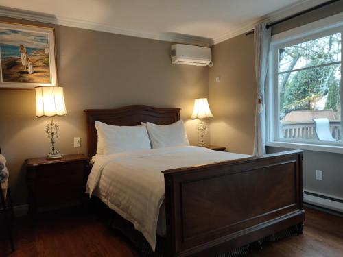 Queen Room with Private Bathroom