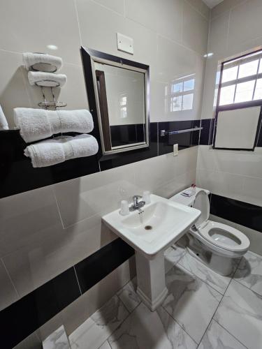 Deluxe Inn - Sarasota - image 2