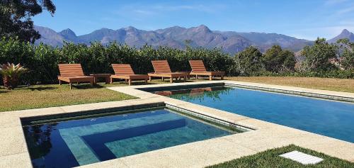 Magnificent views, 3 suites, pool w/heated tub