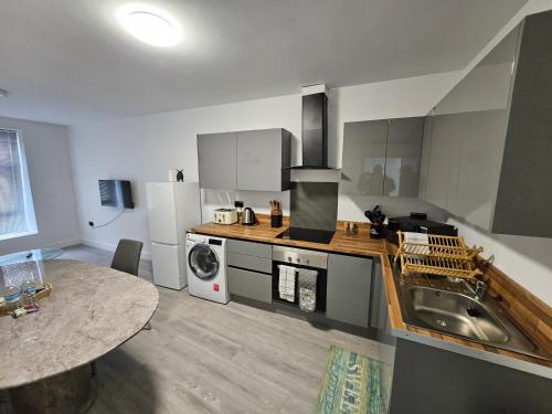 Kingdom apartments in วูล์ฟแฮมตัน