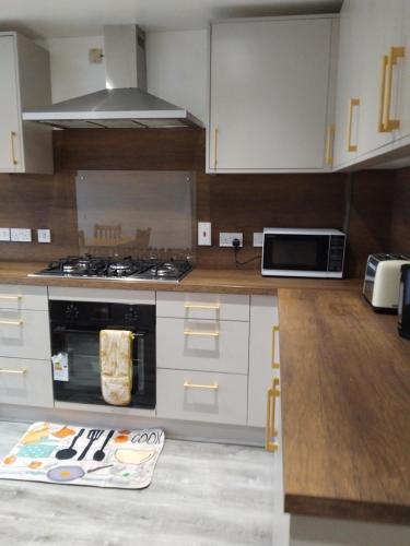 4 bedroom refurbished house perfect for families, workers and groups situated in Dudley near town centre and Russall hall hospital gîte à louer Dudley