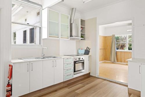 Steps to Mall & Train - Eplore with Ease - Prime Location in Seven Hills - Shared Bathroom near Girraween Road Park