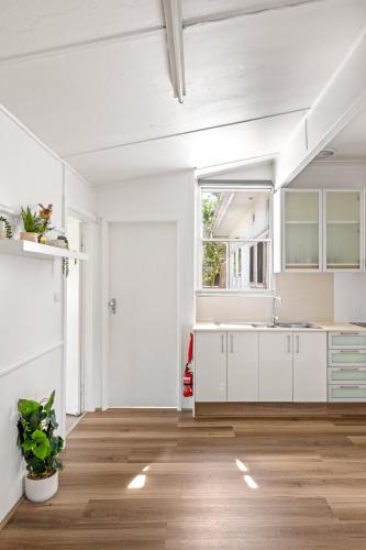 Steps to Mall & Train - Eplore with Ease - Prime Location in Seven Hills - Shared Bathroom near Girraween Road Park