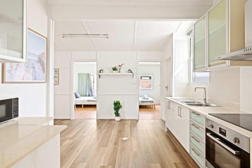 Steps to Mall & Train - Eplore with Ease - Prime Location in Seven Hills - Shared Bathroom near Girraween Road Park
