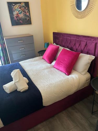 Stylish 2 bedroom City Centre Apartment sleeps 6 with Free Convenient Bullring , Grand Central Parking, Birmingham (photo 2)