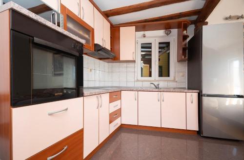 One-Bedroom Apartment image 7