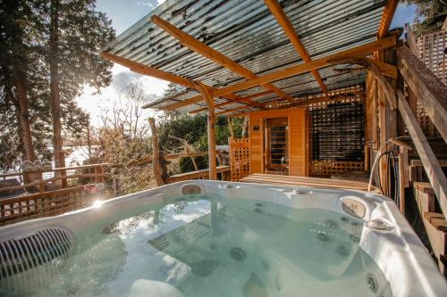 Halfmoon Haven Beach Cottage or Oceanview Suite in Halfmoon Bay, Canada