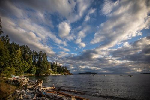 Halfmoon Haven Beach Cottage or Oceanview Suite in Halfmoon Bay, Canada