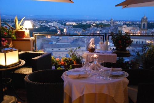陽台/露台, Casa tipica siciliana patronale home BedandBreakfast TreMetriSoprailCielo Camere con vista, colazion in 卡爾塔吉龍