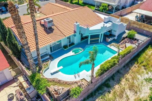Gorgeous Escape with a Pool in Fabulous Las Vegas