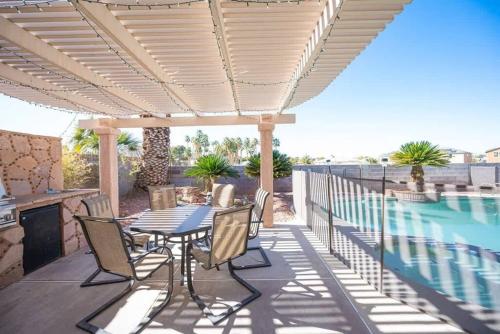 Vibrant Vegas Getaway w Pool Close to the Strip