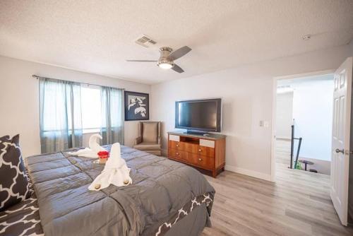 Vibrant Vegas Getaway w Pool Close to the Strip