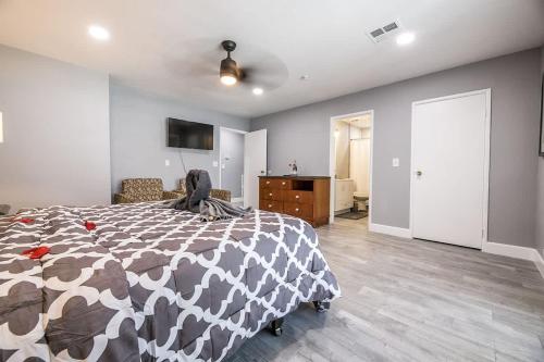 Perfect Sunny Home w Pool Walking to Strip 30m