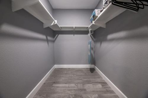 Perfect Sunny Home w Pool Walking to Strip 30m