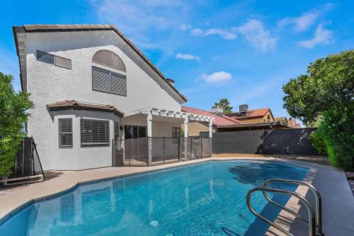 Bright Big City Lights Your Home Near the Strip – khách sạn tại Summerlin