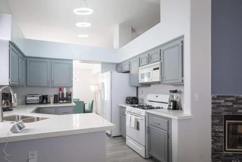 Sophisticated Stay Close to It All