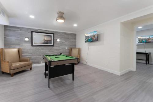 Exclusive Designer Home with Strip Views and Pool, Лас-Вегас (фото 10)