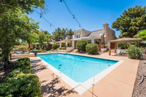 Luxury Meets Vegas Gorgeous Home by the Strip