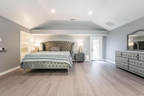 Luxury Meets Vegas Gorgeous Home by the Strip