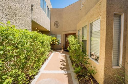 Luxury Meets Vegas Gorgeous Home by the Strip