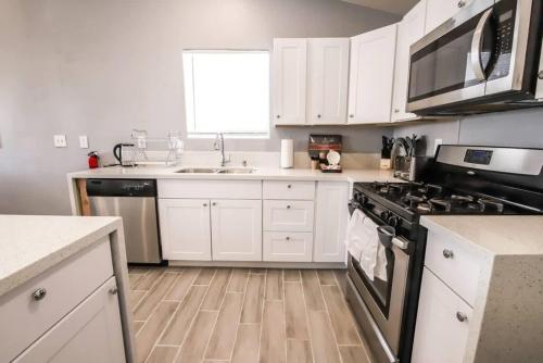 Spacious Stylish and Convenient, Las Vegas (photo 9)