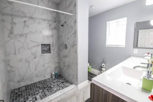 Spacious Stylish and Convenient, Las Vegas (photo 10)