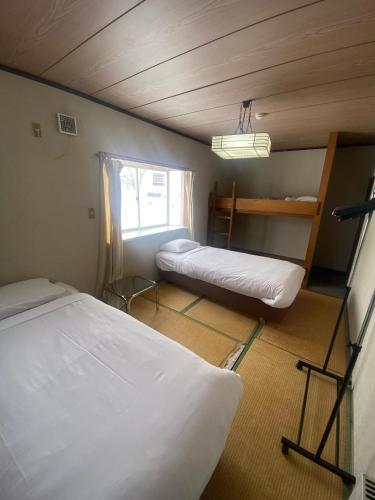 3 twin beds