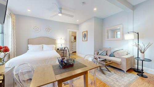 Renovated, Spacious Studio, Near Bc, Bu, Porch in Boston, USA