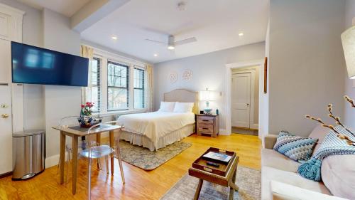 Renovated, Spacious Studio, Near Bc, Bu, Porch in Boston, USA
