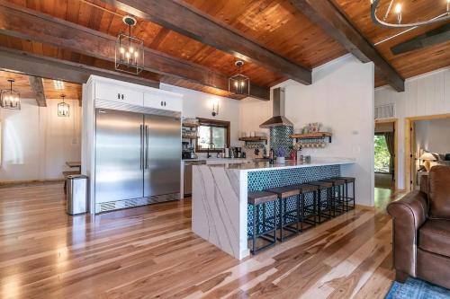 Updated Cabin near Beach&Ski HotTub Sauna Pets EV Updated Cabin near Beach&Ski HotTub Sauna Pets EV