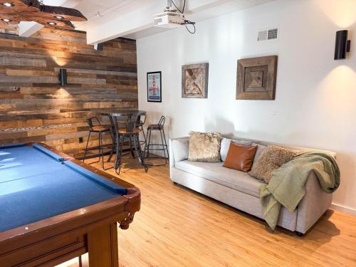 Updated Cabin near Beach&Ski HotTub Sauna Pets EV Updated Cabin near Beach&Ski HotTub Sauna Pets EV