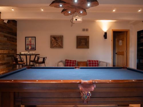 Updated Cabin near Beach&Ski HotTub Sauna Pets EV Updated Cabin near Beach&Ski HotTub Sauna Pets EV