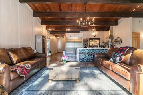 Updated Cabin near Beach&Ski HotTub Sauna Pets EV Updated Cabin near Beach&Ski HotTub Sauna Pets EV