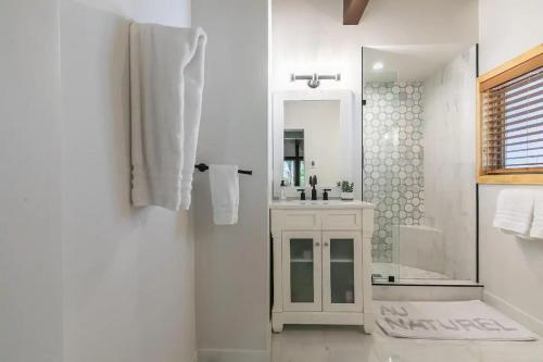 Updated Cabin near Beach&Ski HotTub Sauna Pets EV Updated Cabin near Beach&Ski HotTub Sauna Pets EV