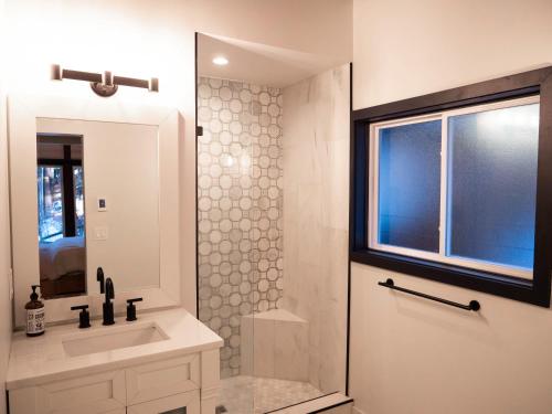 Updated Cabin near Beach&Ski HotTub Sauna Pets EV Updated Cabin near Beach&Ski HotTub Sauna Pets EV