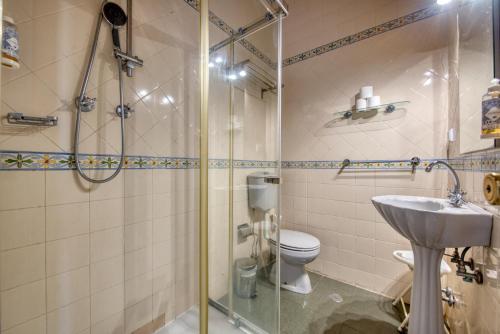 Twin or Triple Room image 4