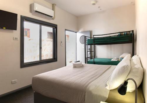 YHA Fremantle Prison Room Type - Queen Plus 2 with Ensuite