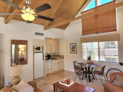 廚房, Peaceful Desert Retreat Mountain View Studio Condo Indian Wells in 印第安維爾斯