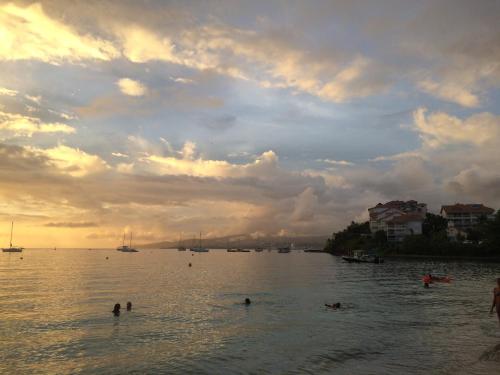 Charmant studio à la marina, 3min à pieds de la plage!