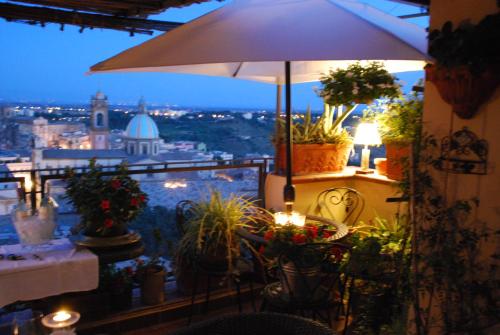 陽台/露台, Casa tipica siciliana patronale home BedandBreakfast TreMetriSoprailCielo Camere con vista, colazion in 卡爾塔吉龍